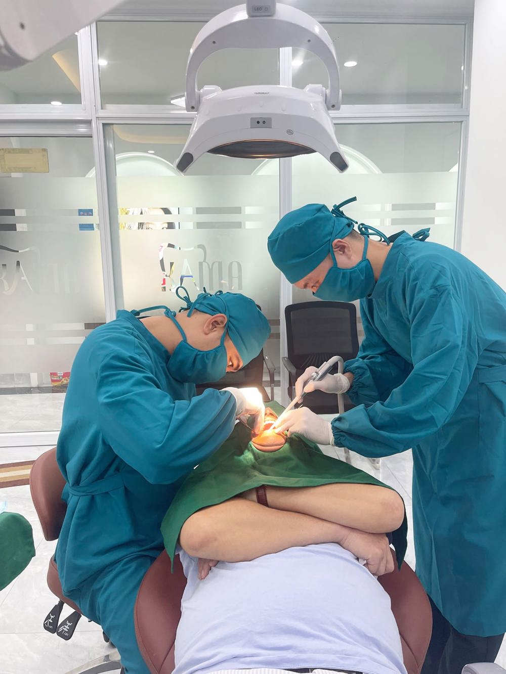 Nhổ răng số 6 có nguy hiểm không? Có phải trồng lại không?