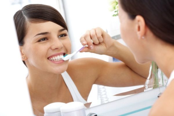 Cách loại bỏ các vết bám trên răng sứ